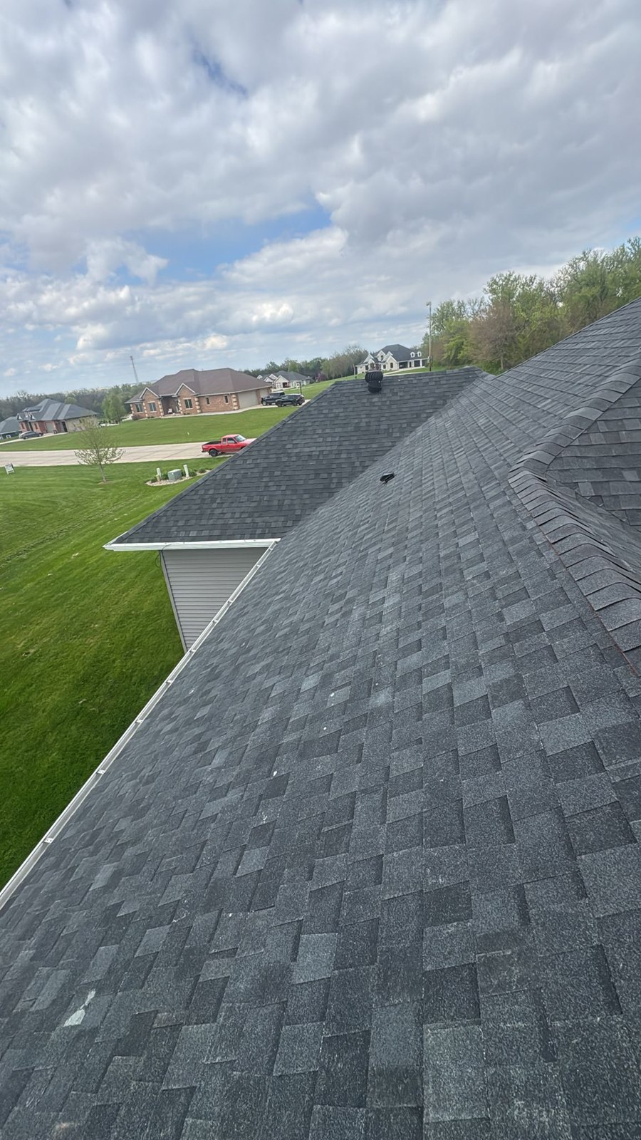 Finished shingle roof in Dyersville, Iowa