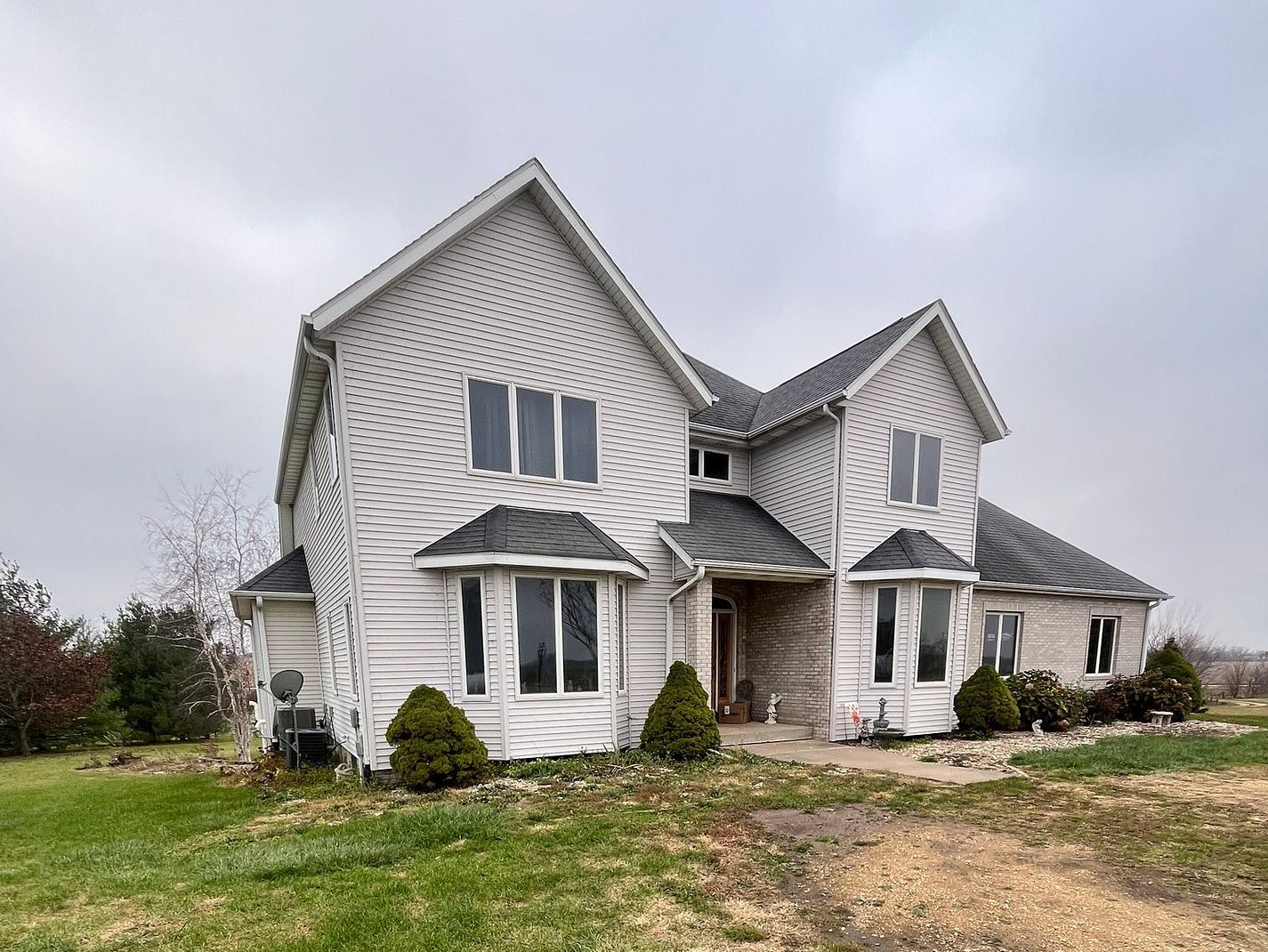 Front of a Long Grove, Iowa home before new siding and roofing by Mitten