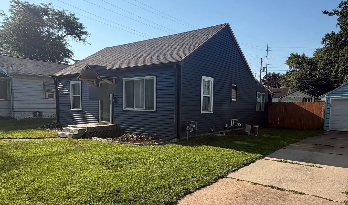 Waterloo, Iowa home after a new Mitten roof and siding